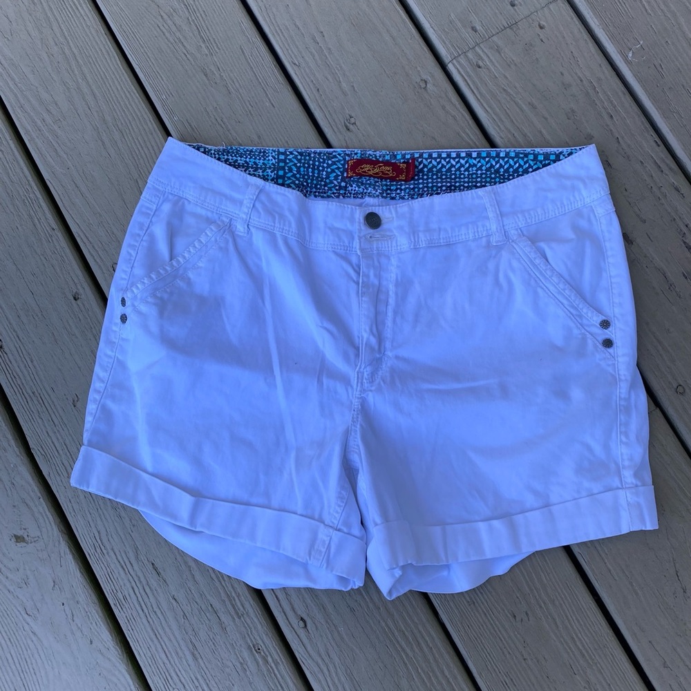 One Sore - Womanβs white high rise cuffed shorts, Size: 14